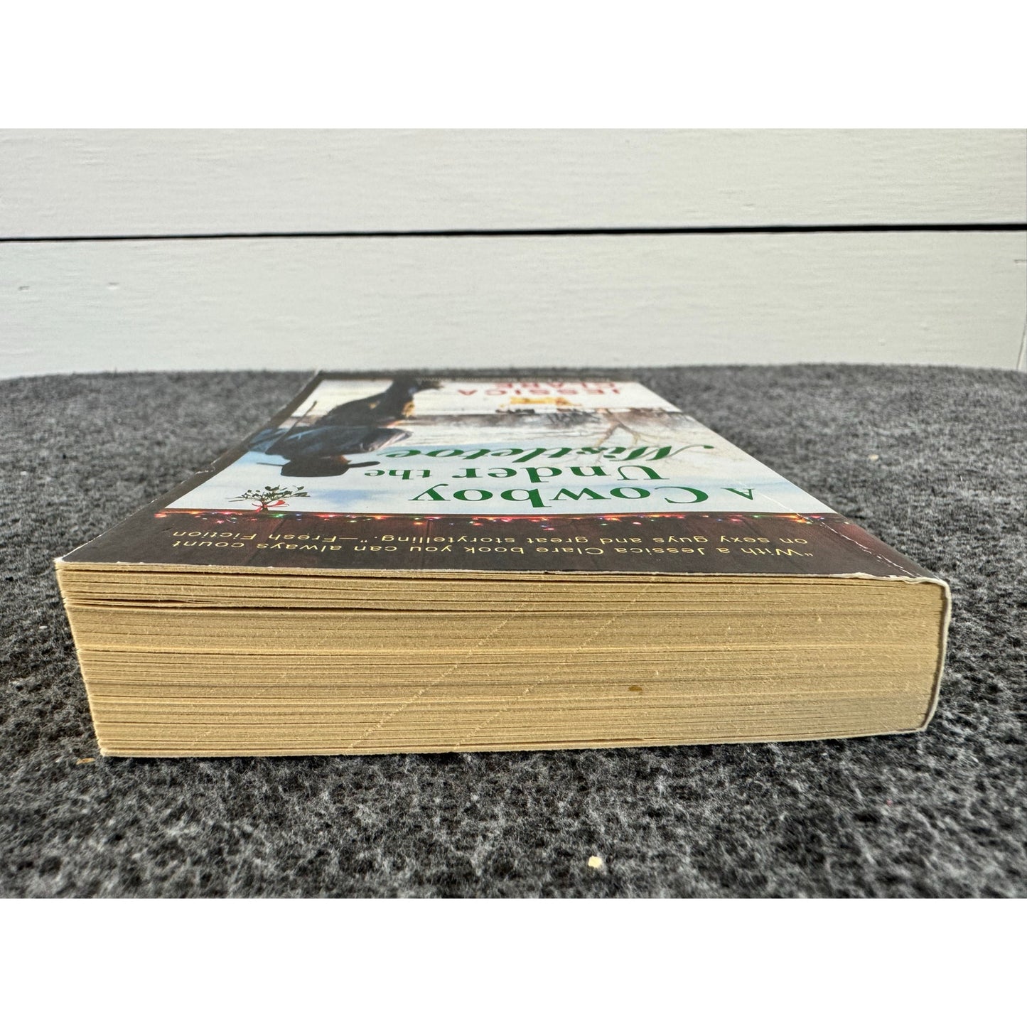 A Cowboy Under the Mistletoe by Jessica Clare (Paperback)