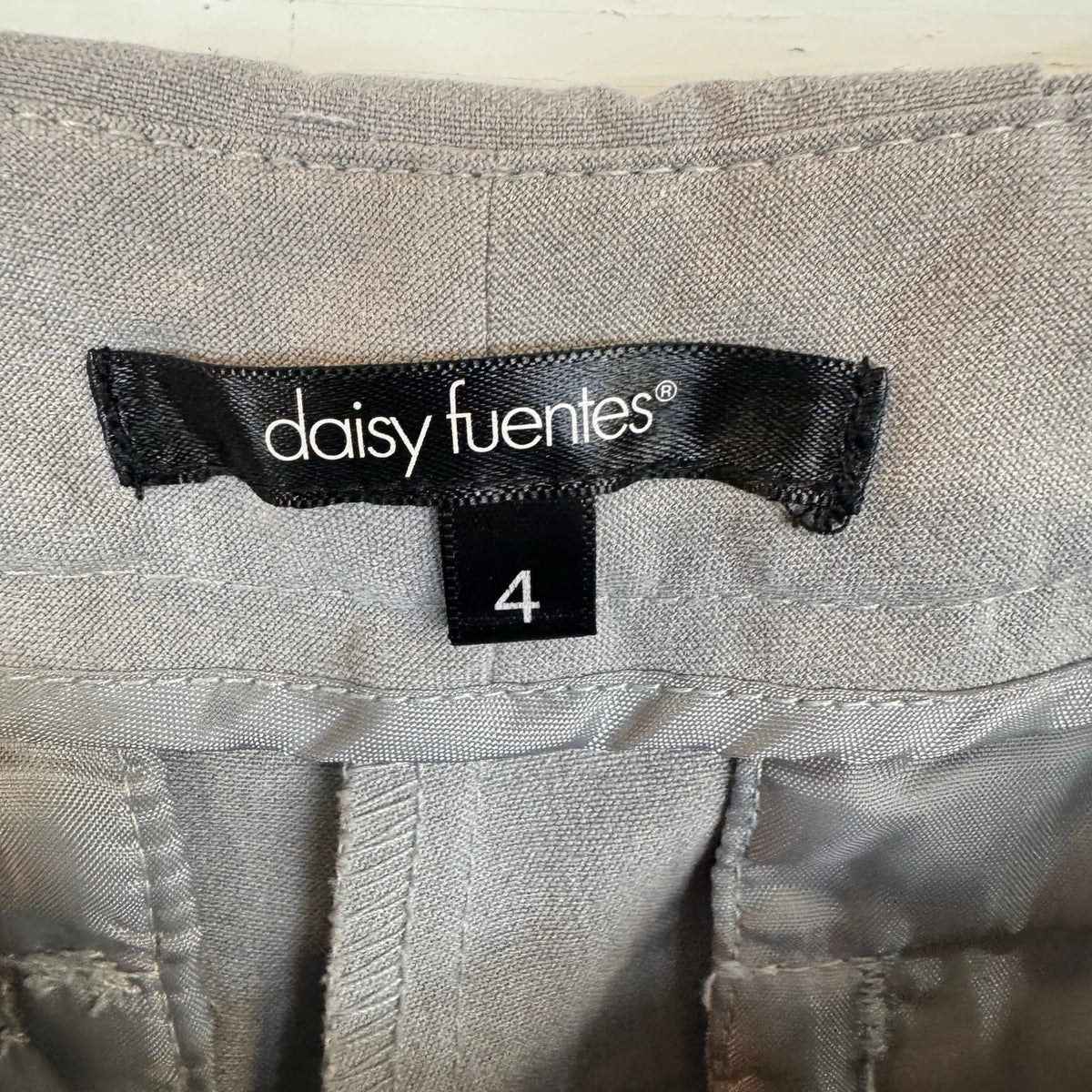 Daisy Fuentes Gray Dress Capris Women's Size 4 - Image 4