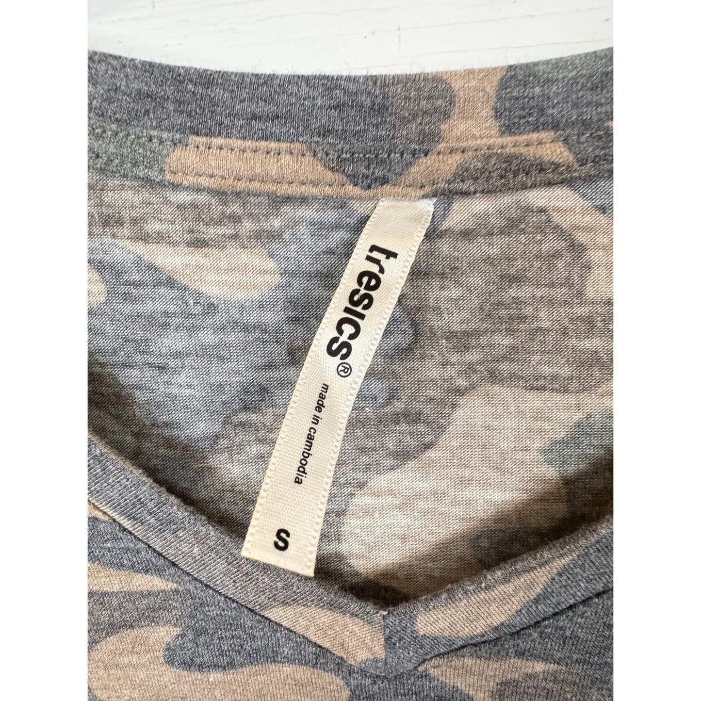 Tresics Long Sleeve Camo T-Shirt Women's Size Small