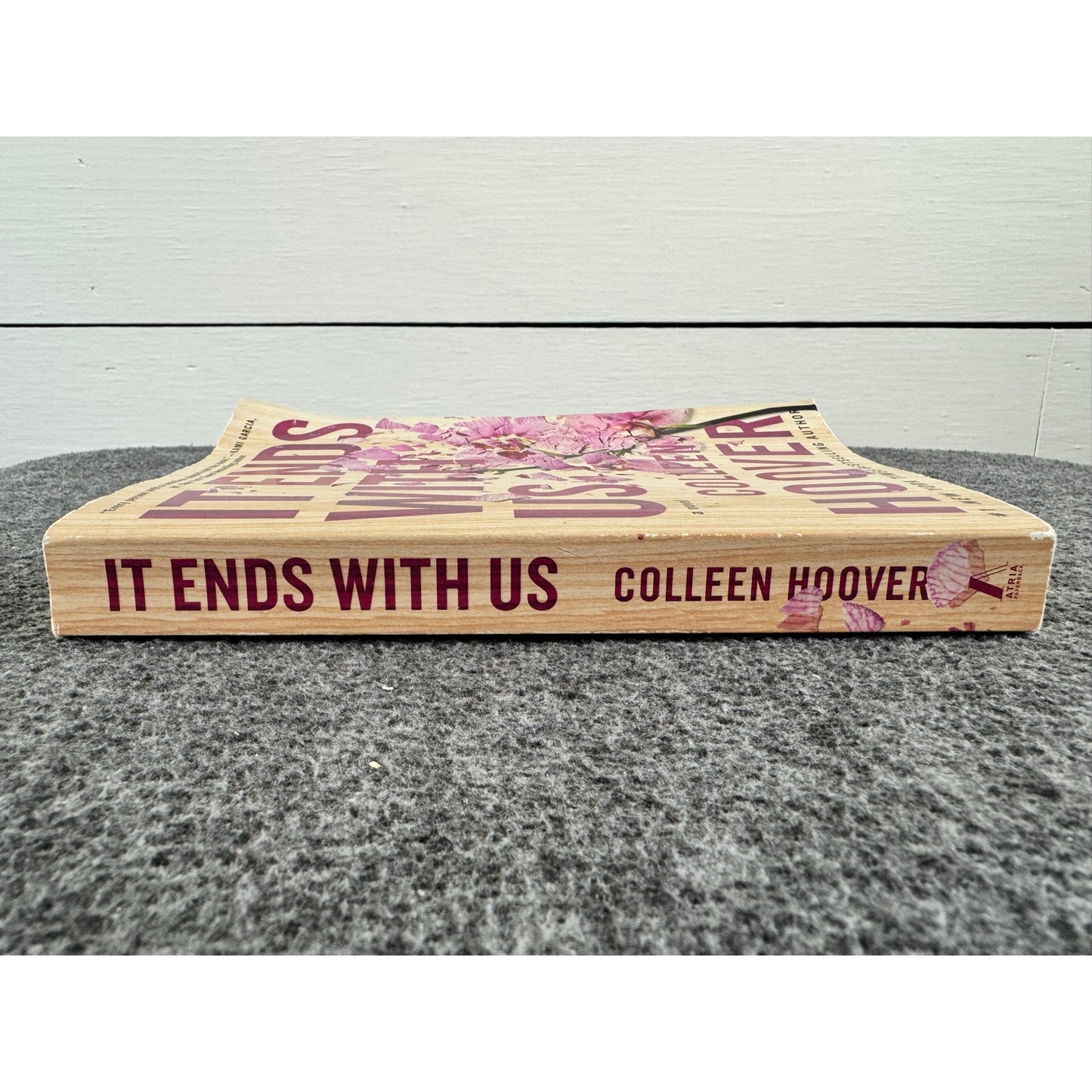 It Ends with Us by Colleen Hoover (Paperback)