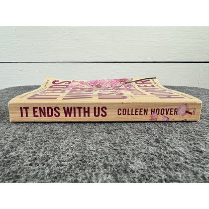 It Ends with Us by Colleen Hoover (Paperback)