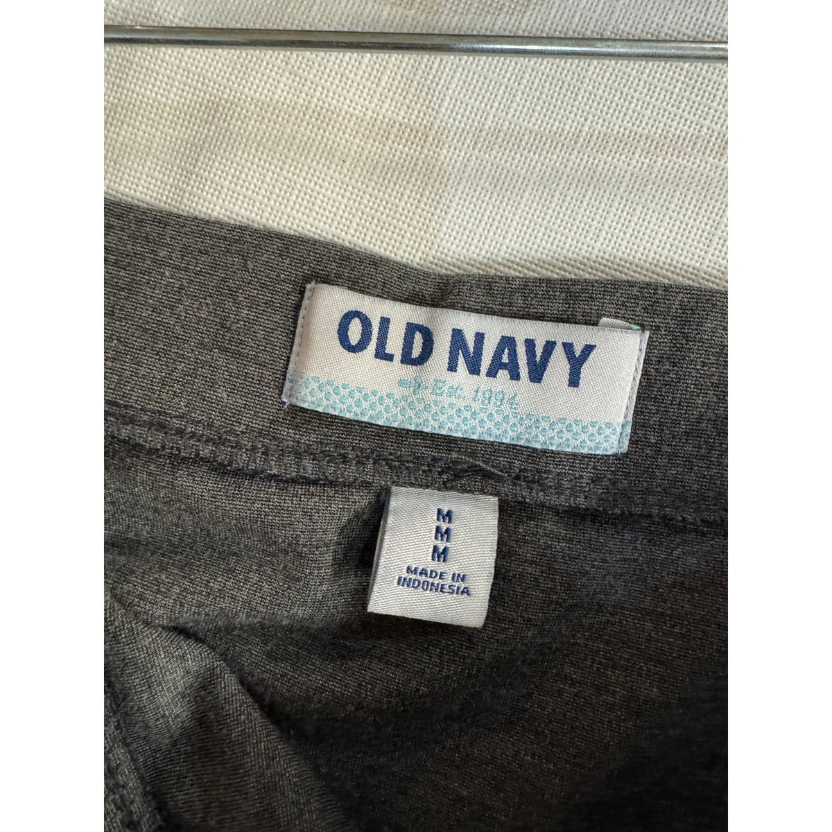 Old Navy Gray Mini Skirt Women's Size Medium - Image 3