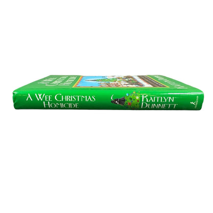 A Wee Christmas Homicide by Kaitlyn Dunnett (Hardcover) - Image 3