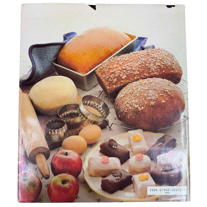 Sedgewood Book of Baking by The Editors of Sedgewood (Hardcover) - Image 2