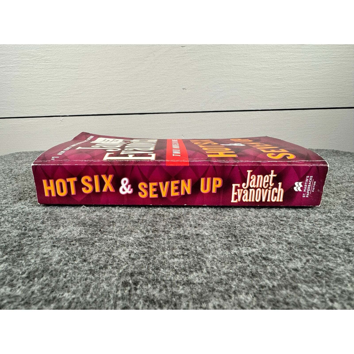 Hot Six & Seven Up by Janet Evanovich (Paperback) - Image 3