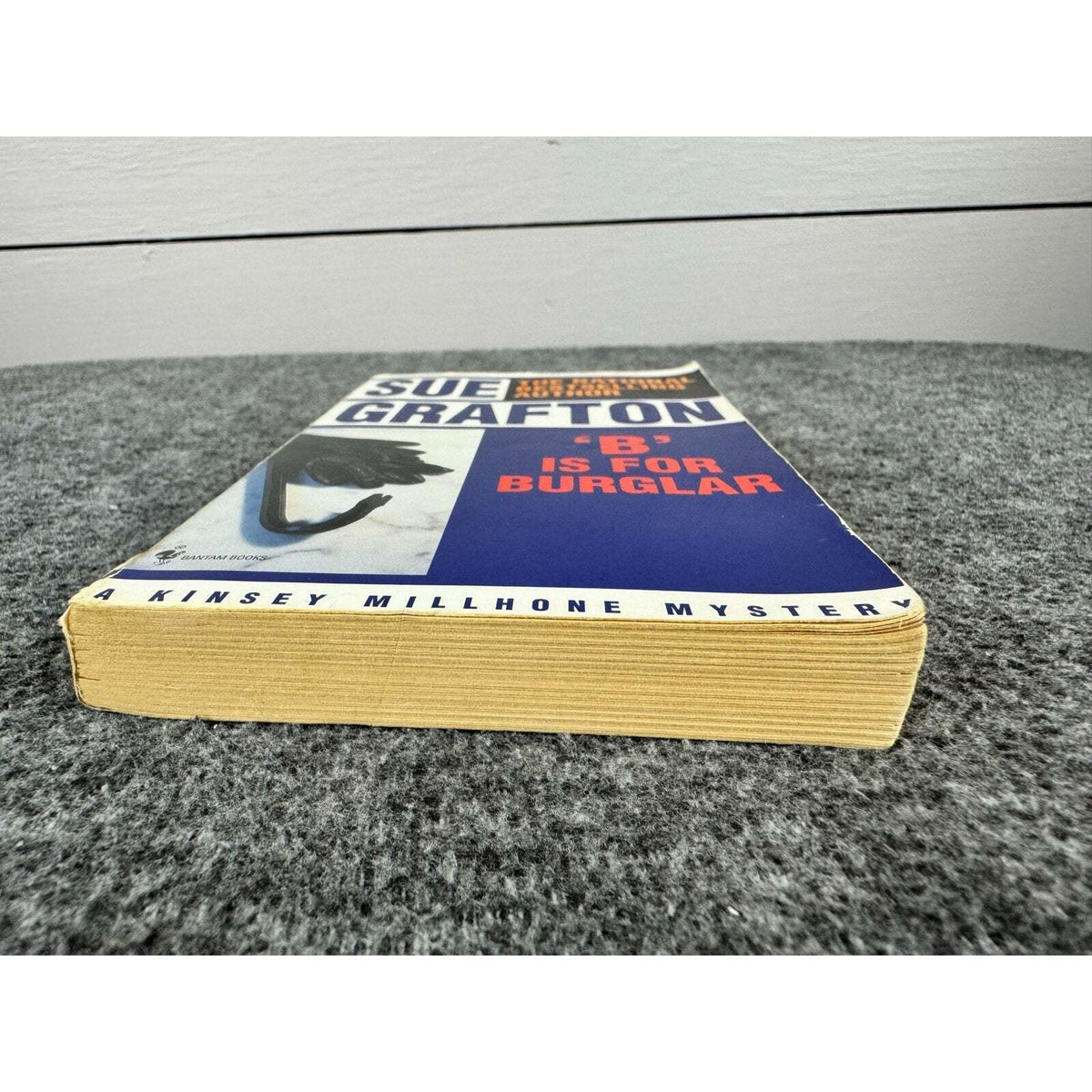 B is for Burglar by Sue Grafton (Paperback) - Image 4