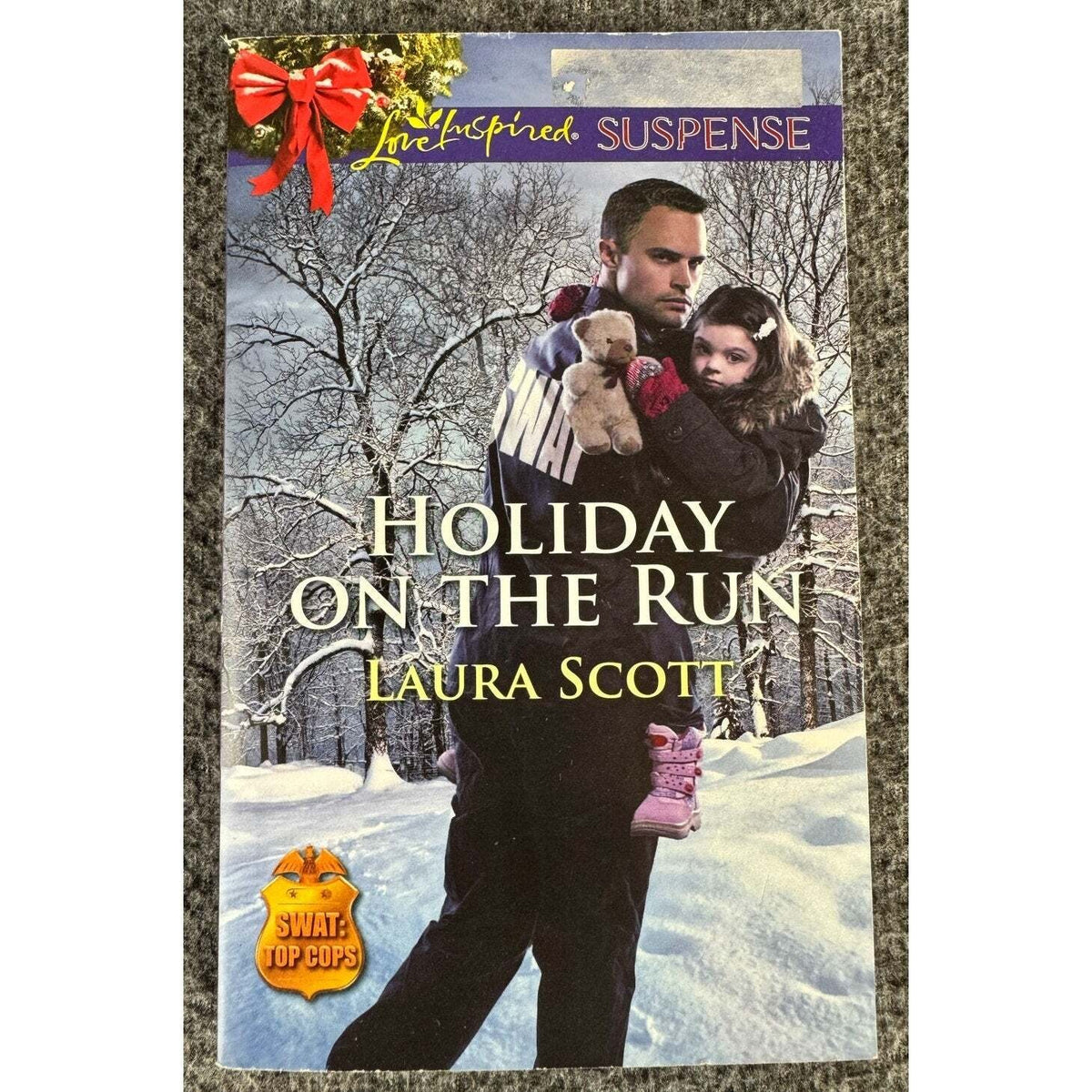 Holiday on the Run by Laura Scott (Paperback) - Image 1