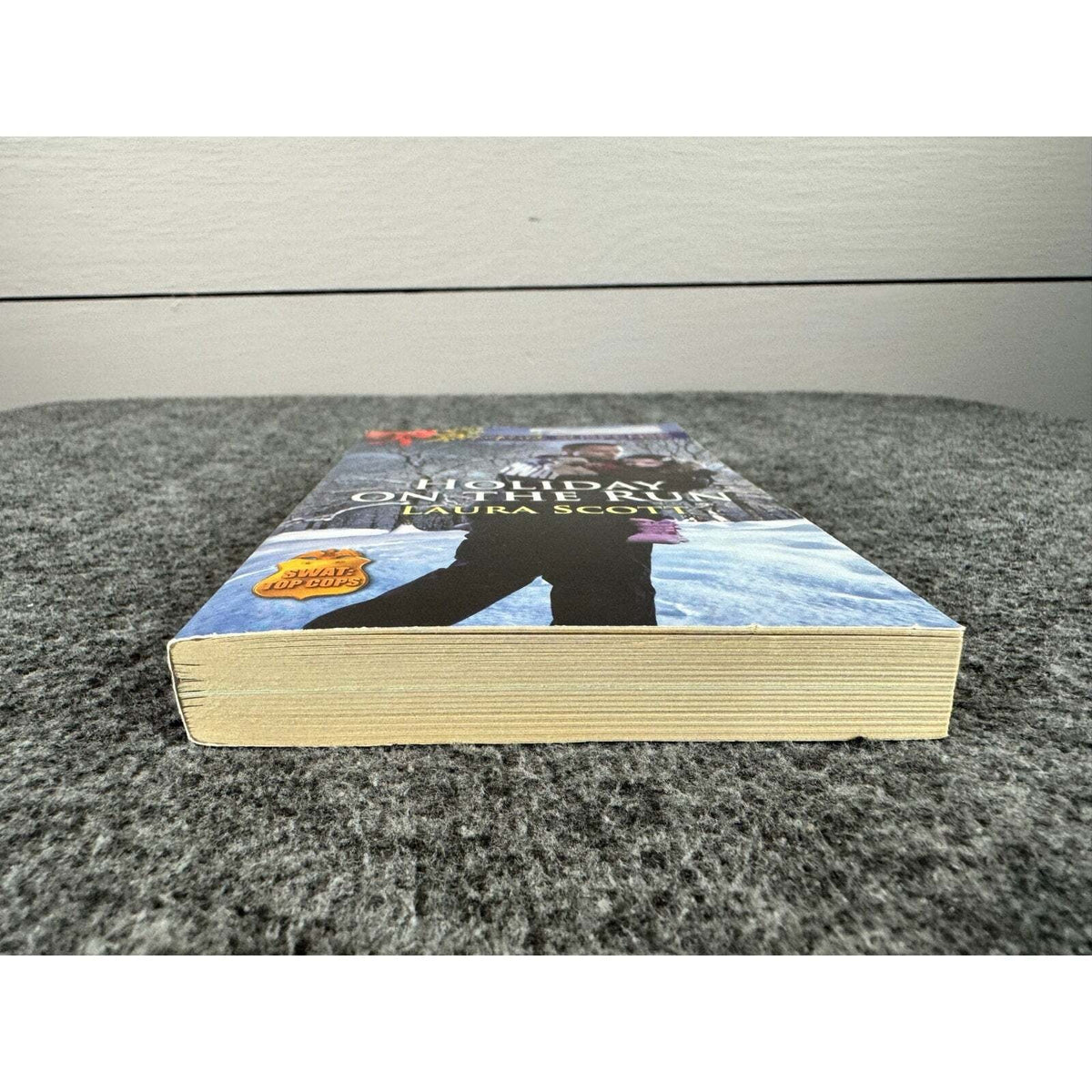 Holiday on the Run by Laura Scott (Paperback) - Image 4