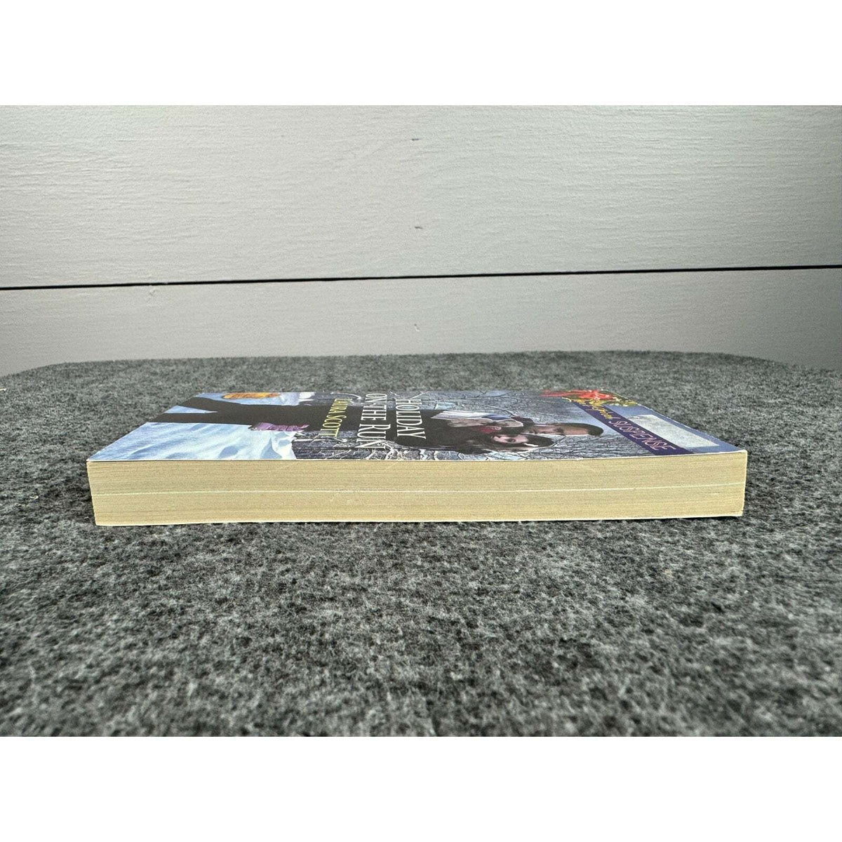 Holiday on the Run by Laura Scott (Paperback) - Image 5