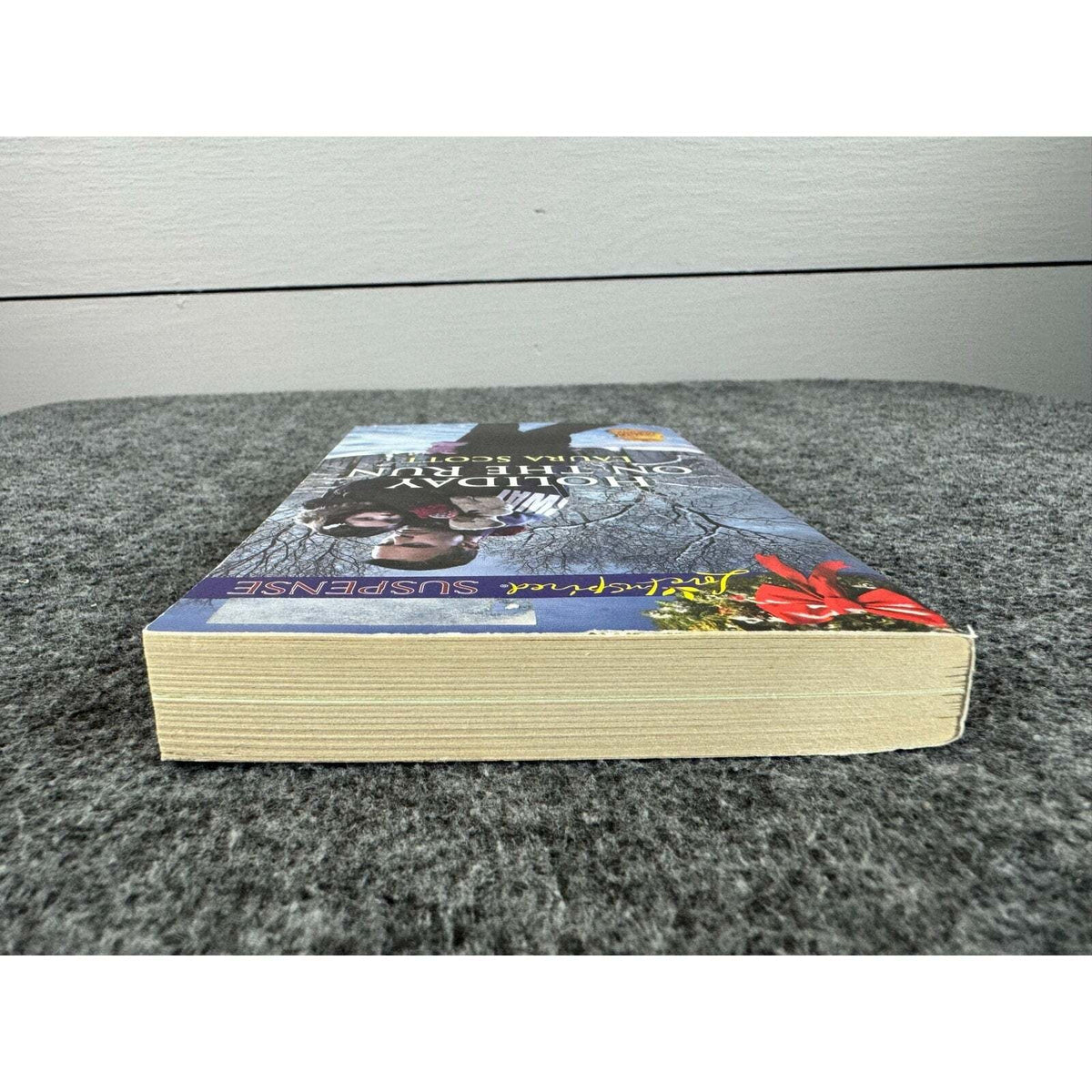 Holiday on the Run by Laura Scott (Paperback) - Image 6