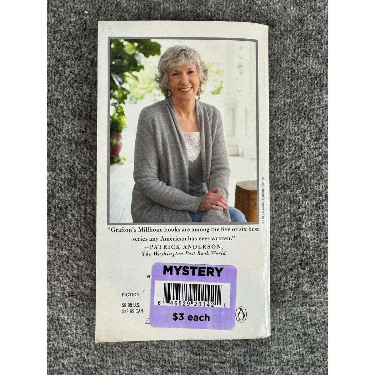 U is for Undertow by Sue Grafton (Paperback) - Image 2