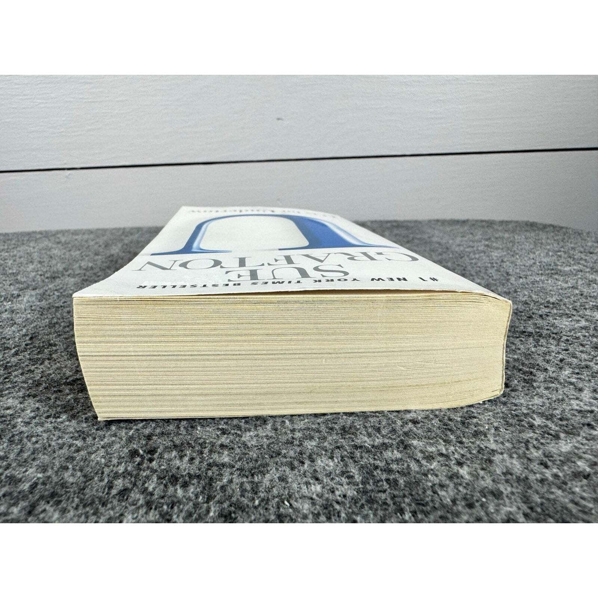 U is for Undertow by Sue Grafton (Paperback) - Image 6