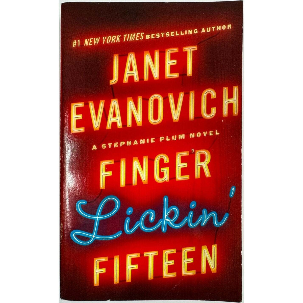Finger Lickin' Fifteen by Janet Evanovich (Paperback) - Image 1