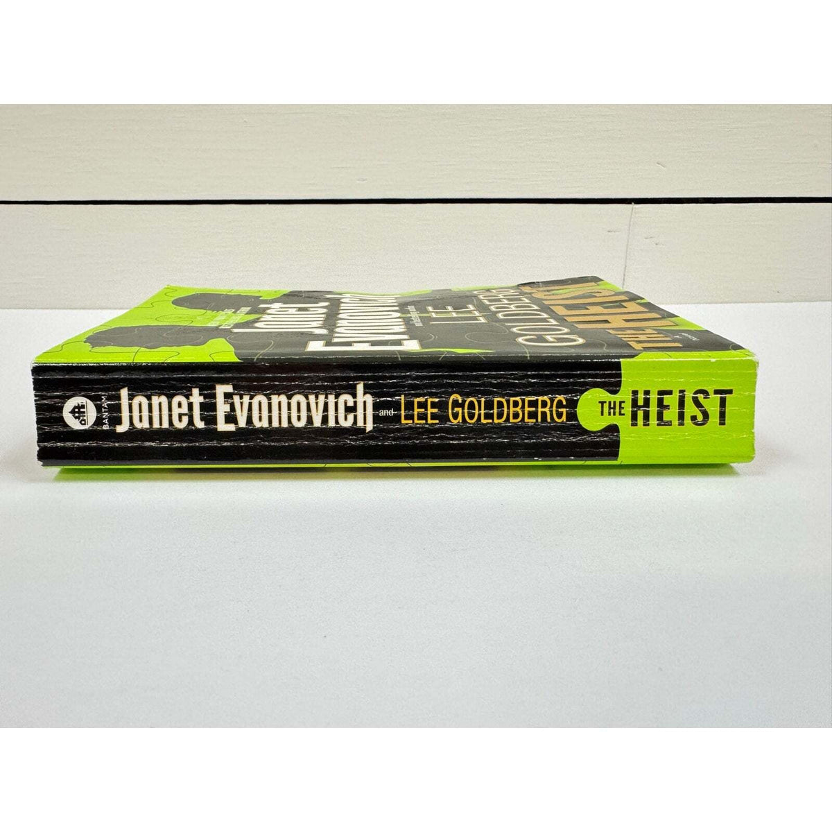 The Heist by Janet Evanovich (Paperback) - Image 3