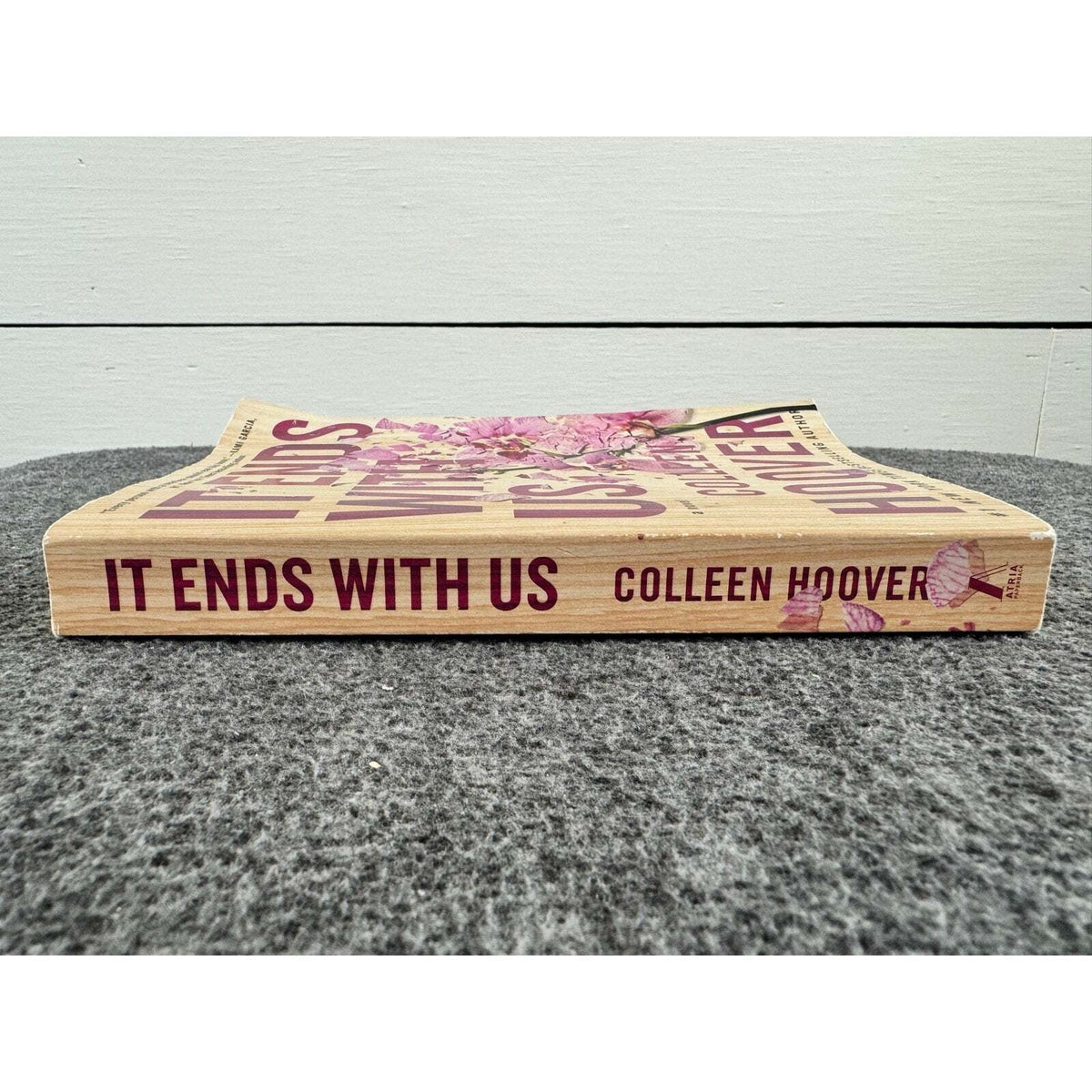 It Ends with Us by Colleen Hoover (Paperback) - Image 3