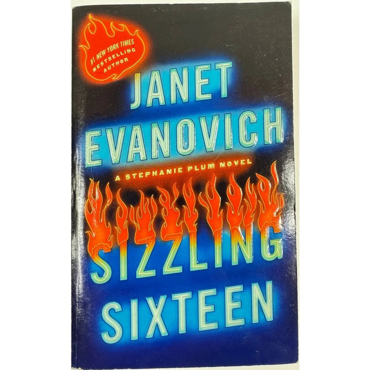 Sizzling Sixteen by Janet Evanovich (Paperback) - Image 1