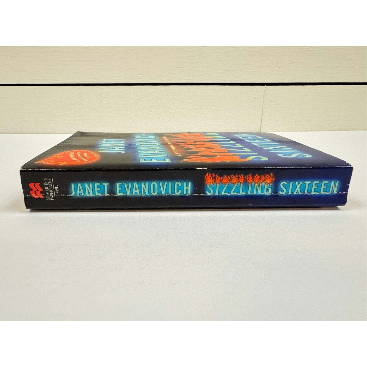Sizzling Sixteen by Janet Evanovich (Paperback) - Image 3