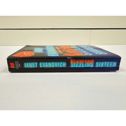 Sizzling Sixteen by Janet Evanovich (Paperback) - Image 3