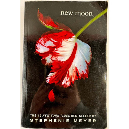 New Moon by Stephenie Meyer (Paperback) - Image 1
