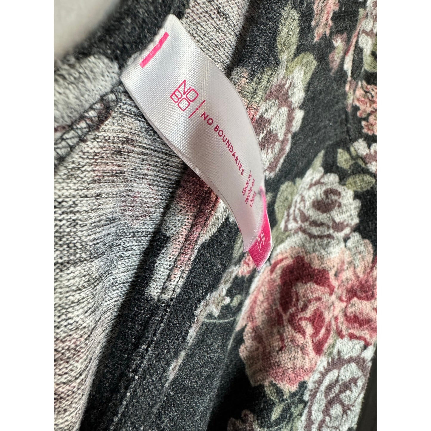 No Boundaries 3/4 Sleeve Top Women's Size Medium