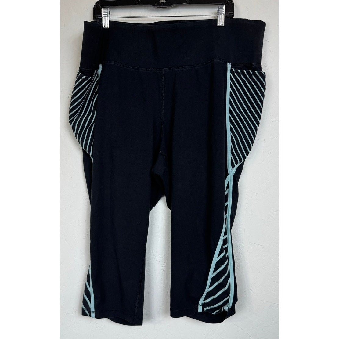 V Black Athletic Capris Women's Size 28