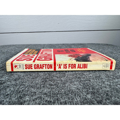A is for Alibi by Sue Grafton (Paperback)