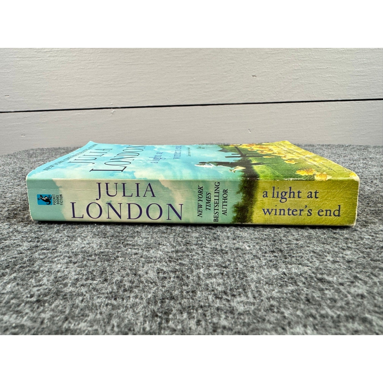 A Light at Winter's End by Julia London (Paperback)