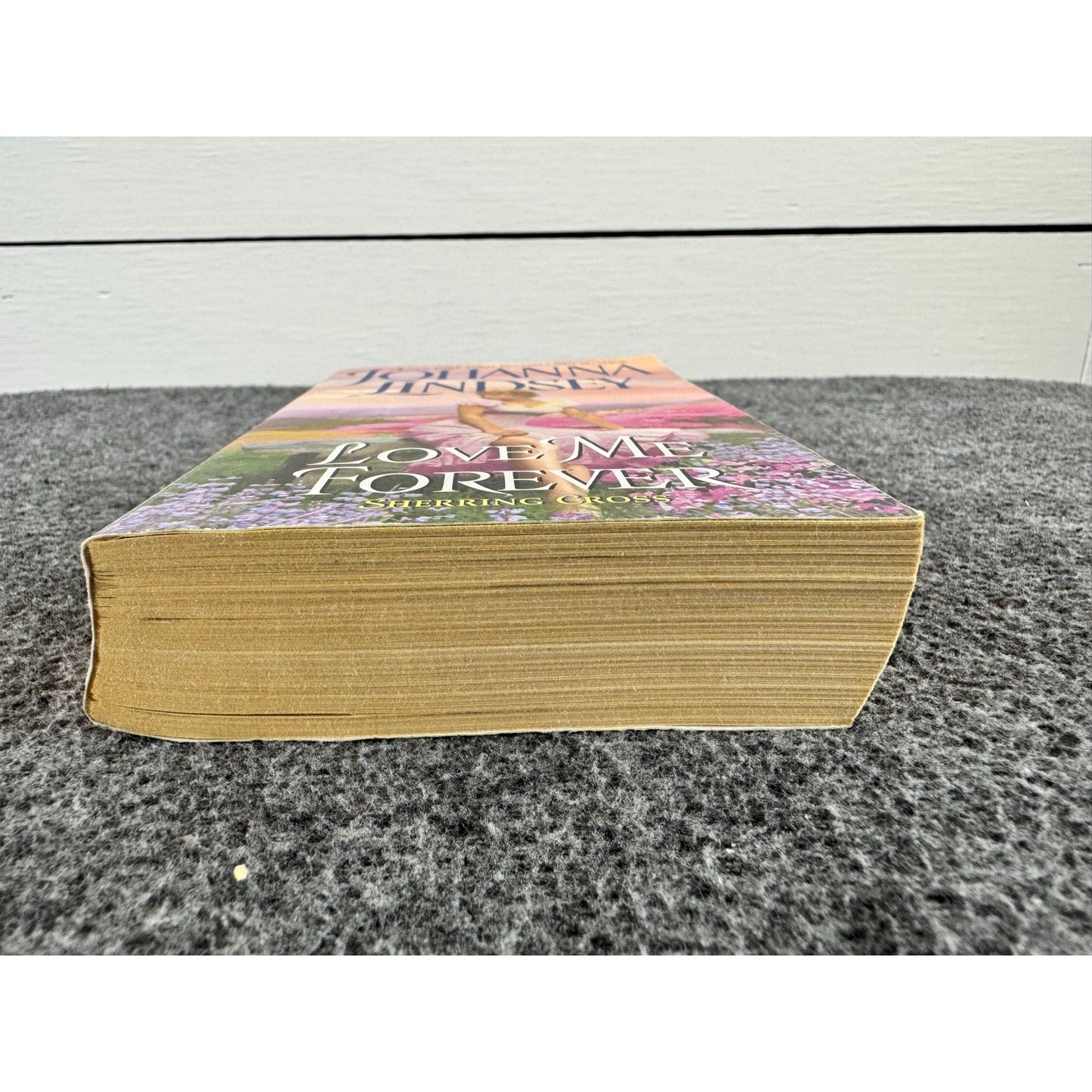 Love Me Forever by Johanna Lindsey (Paperback)