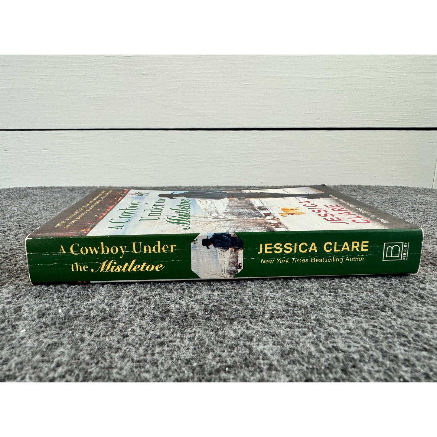 A Cowboy Under the Mistletoe by Jessica Clare (Paperback)