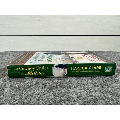 A Cowboy Under the Mistletoe by Jessica Clare (Paperback)