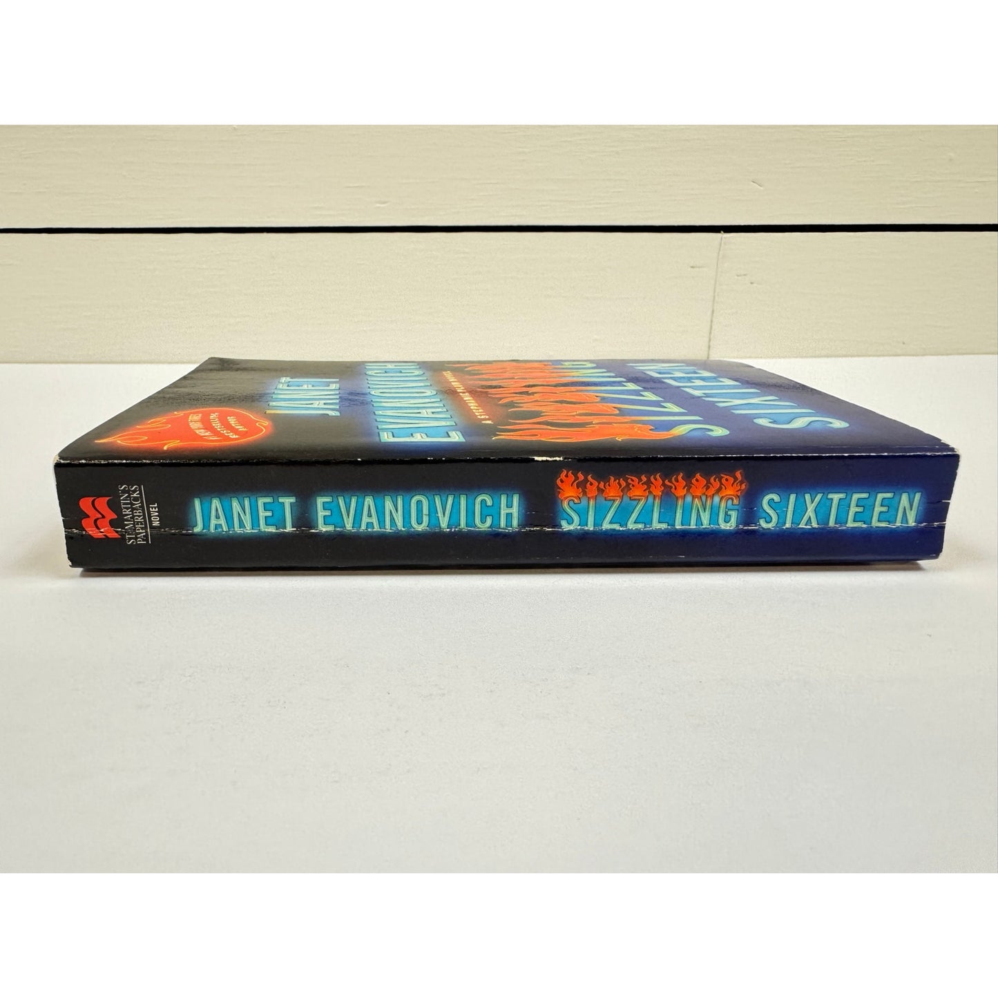 Sizzling Sixteen by Janet Evanovich (Paperback)