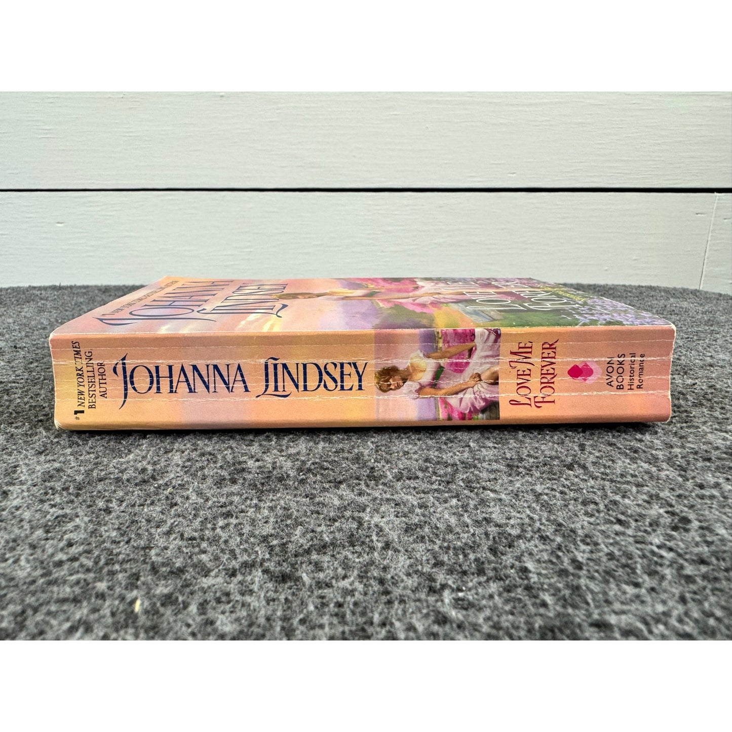 Love Me Forever by Johanna Lindsey (Paperback)