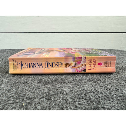 Love Me Forever by Johanna Lindsey (Paperback)