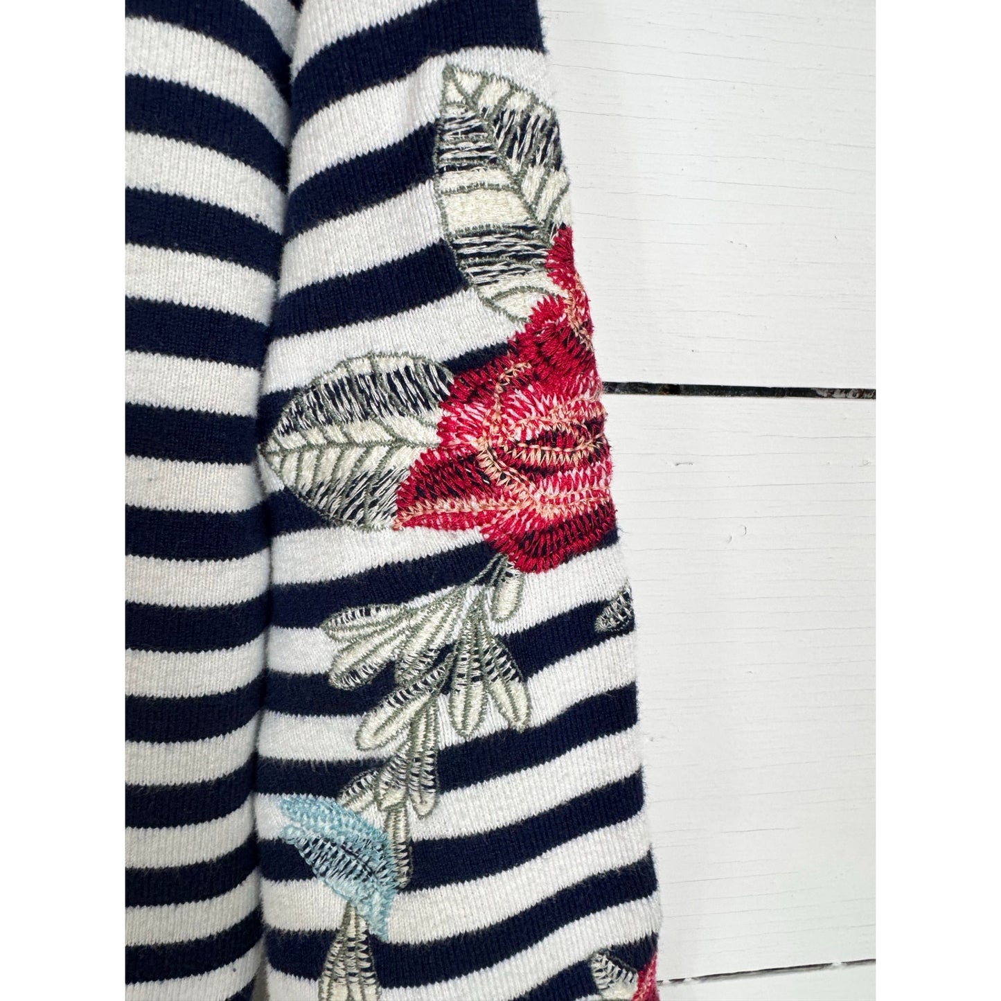 Wyld Hart Cropped Sweater Women's Size Small