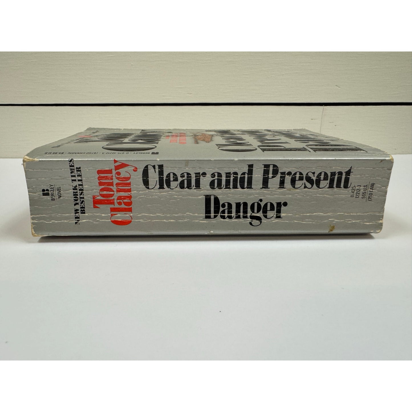 Clear and Present Danger by Tom Clancy (Paperback)