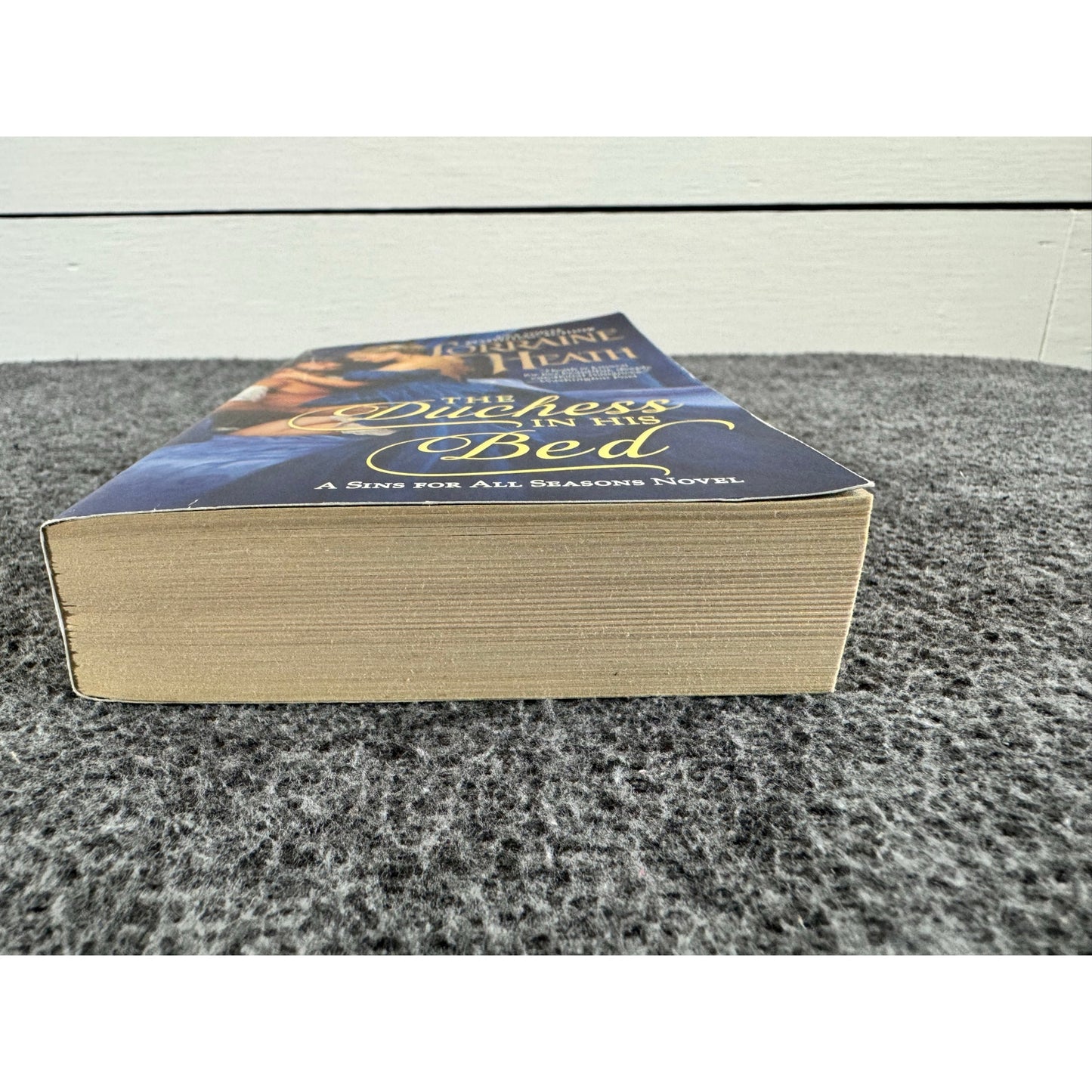 The Duchess in His Bed by Lorraine Heath (Paperback)