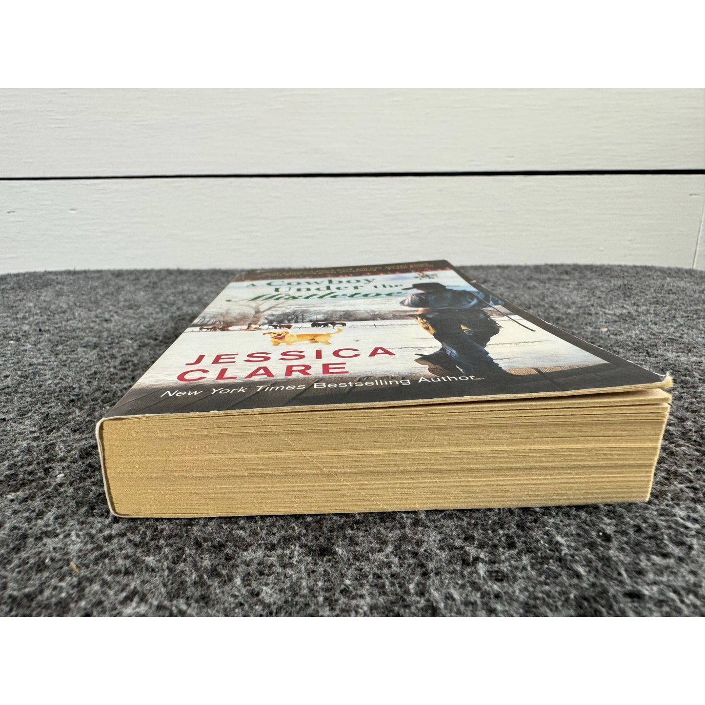 A Cowboy Under the Mistletoe by Jessica Clare (Paperback)