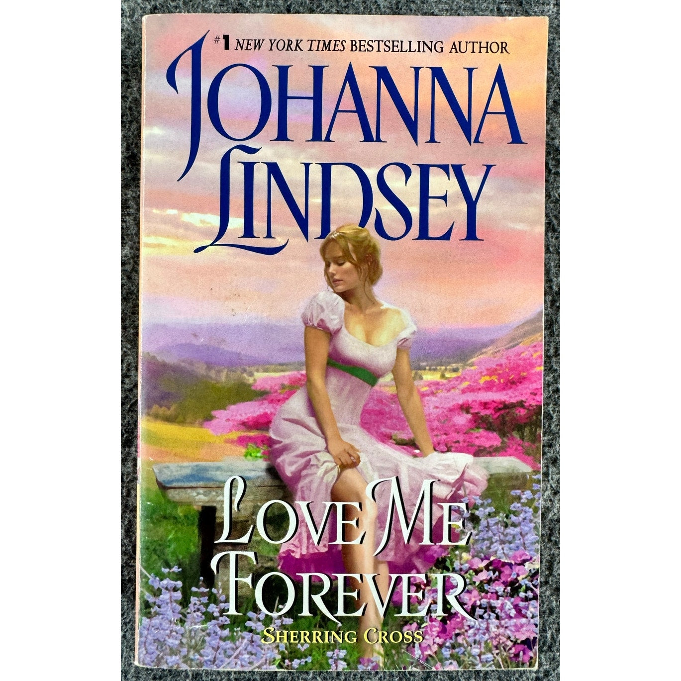 Love Me Forever by Johanna Lindsey (Paperback)