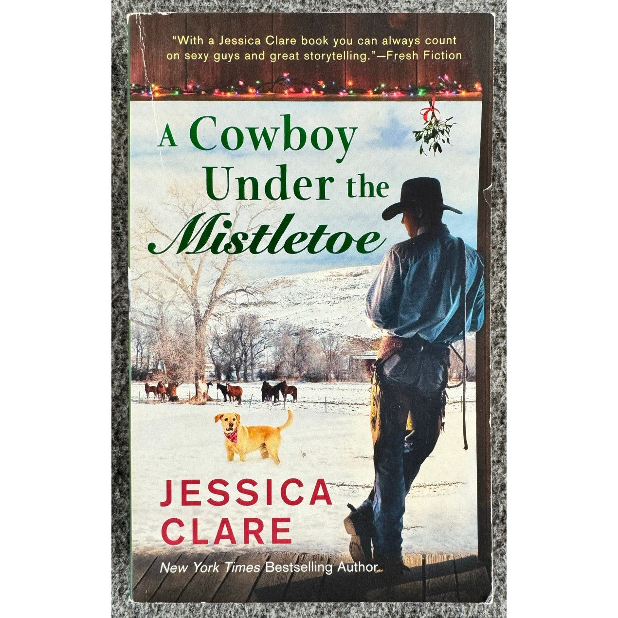 A Cowboy Under the Mistletoe by Jessica Clare (Paperback)