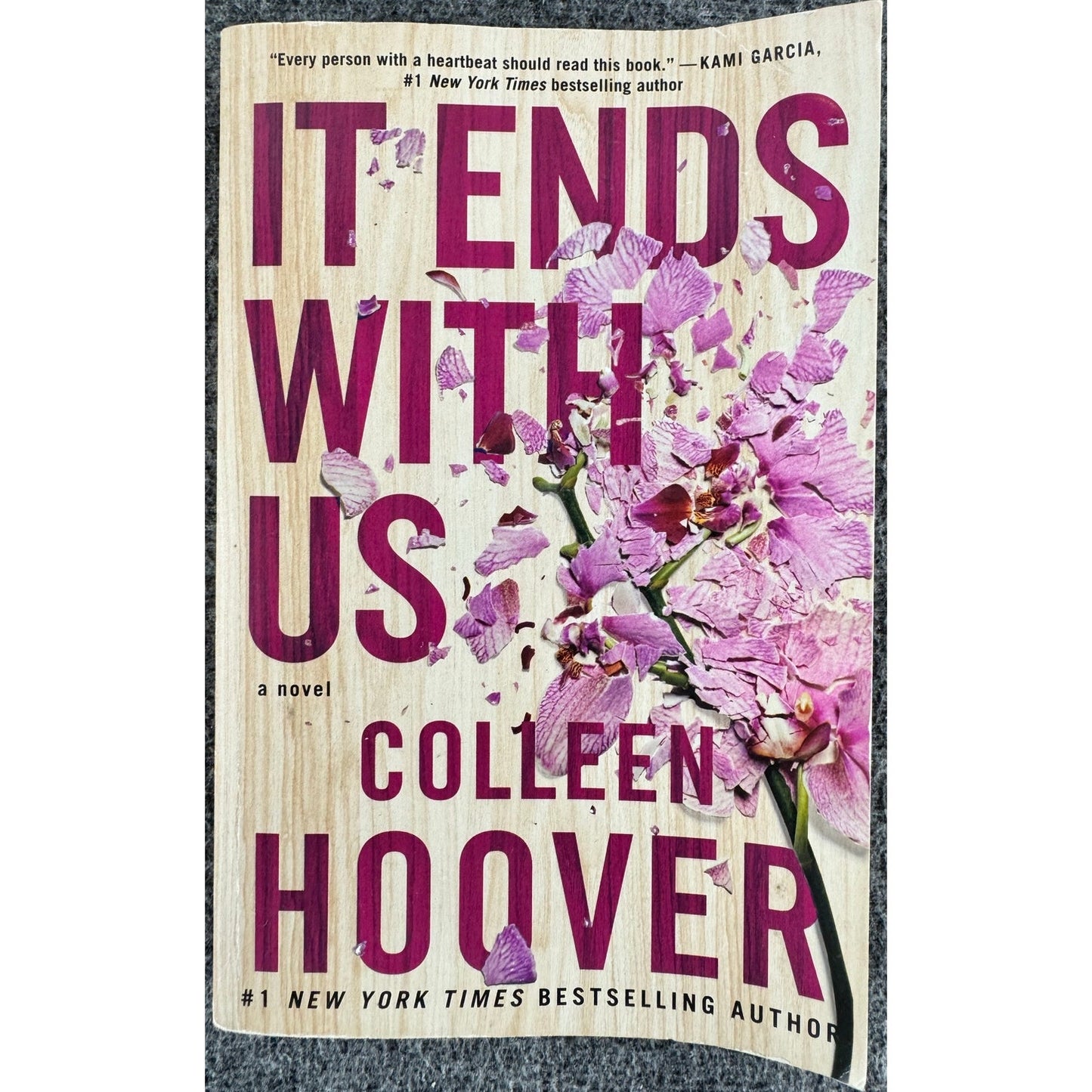 It Ends with Us by Colleen Hoover (Paperback)